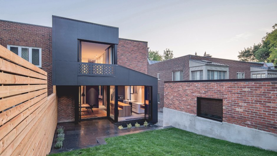 Черный двухэтажный дом