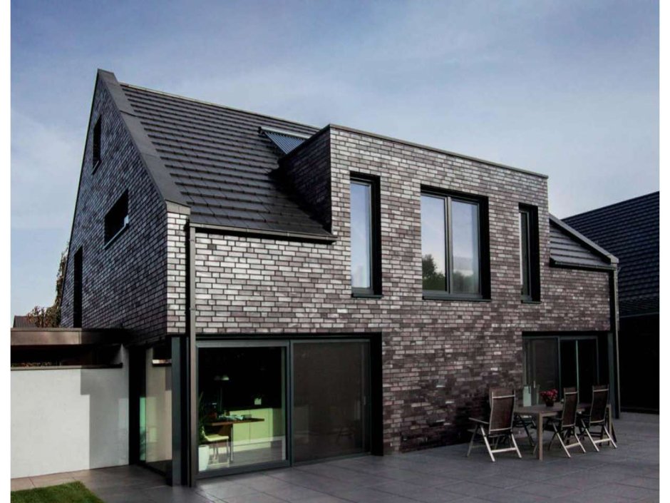 Дом из черного кирпича