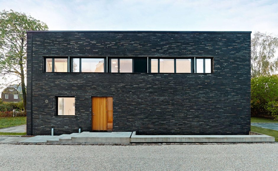 Черный фасад здания