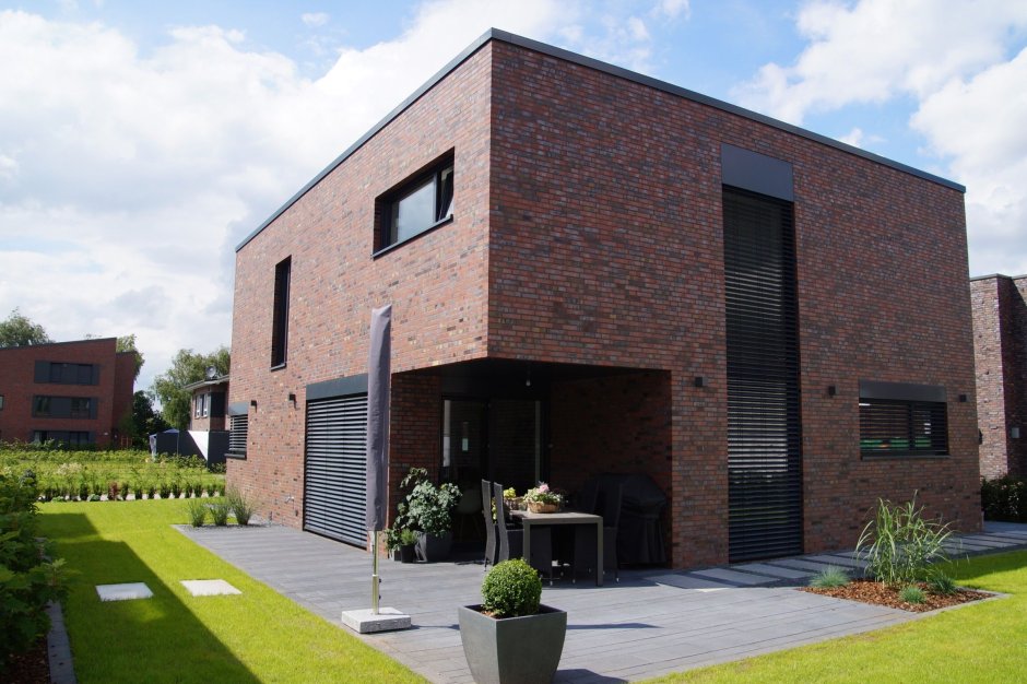 Дом из кирпича с плоской крышей