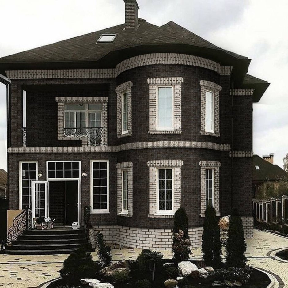 Фасад дома из коричневого кирпича