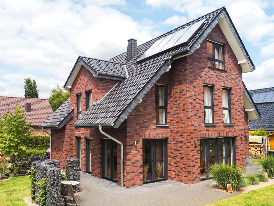Дом из красного кирпича