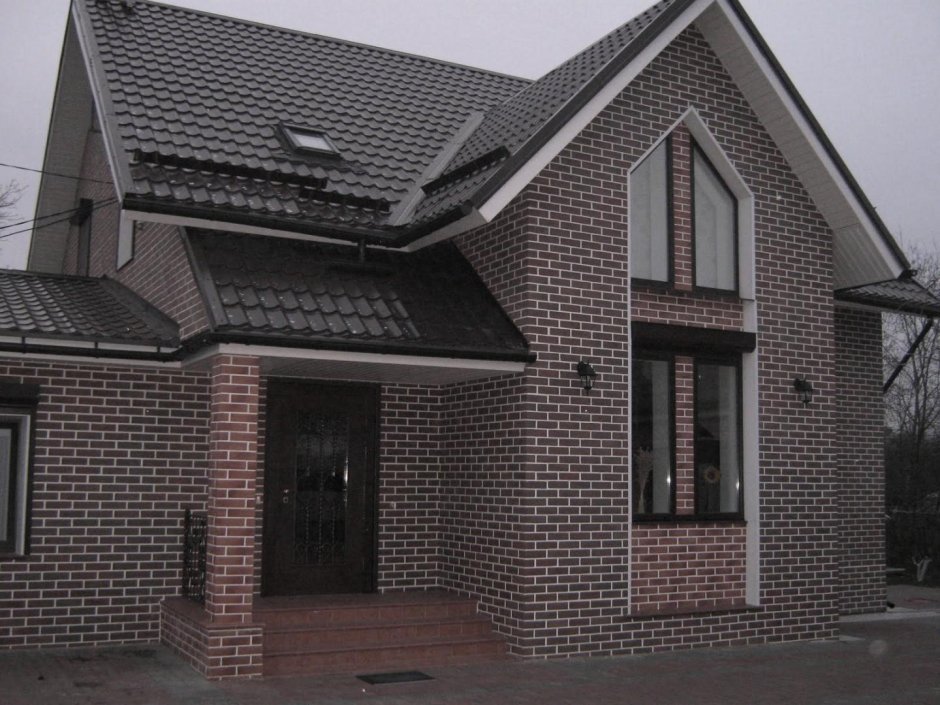 Дом из коричневого кирпича