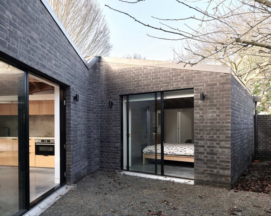 Домик из черного кирпича