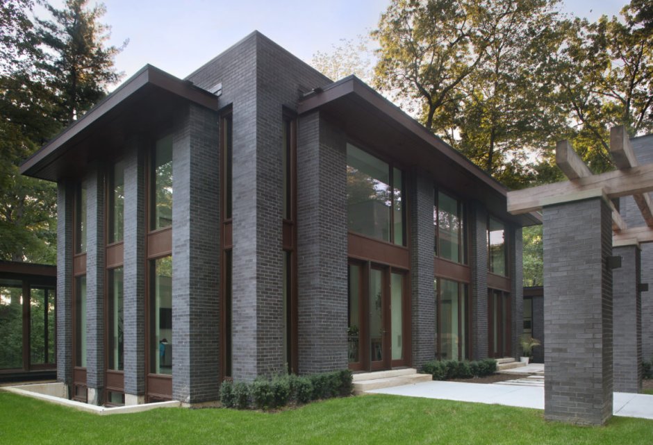 Дом из темного кирпича