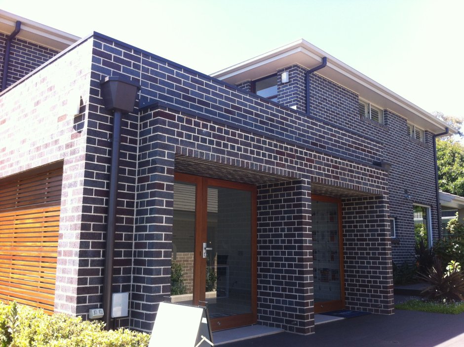 Здания из темного кирпича