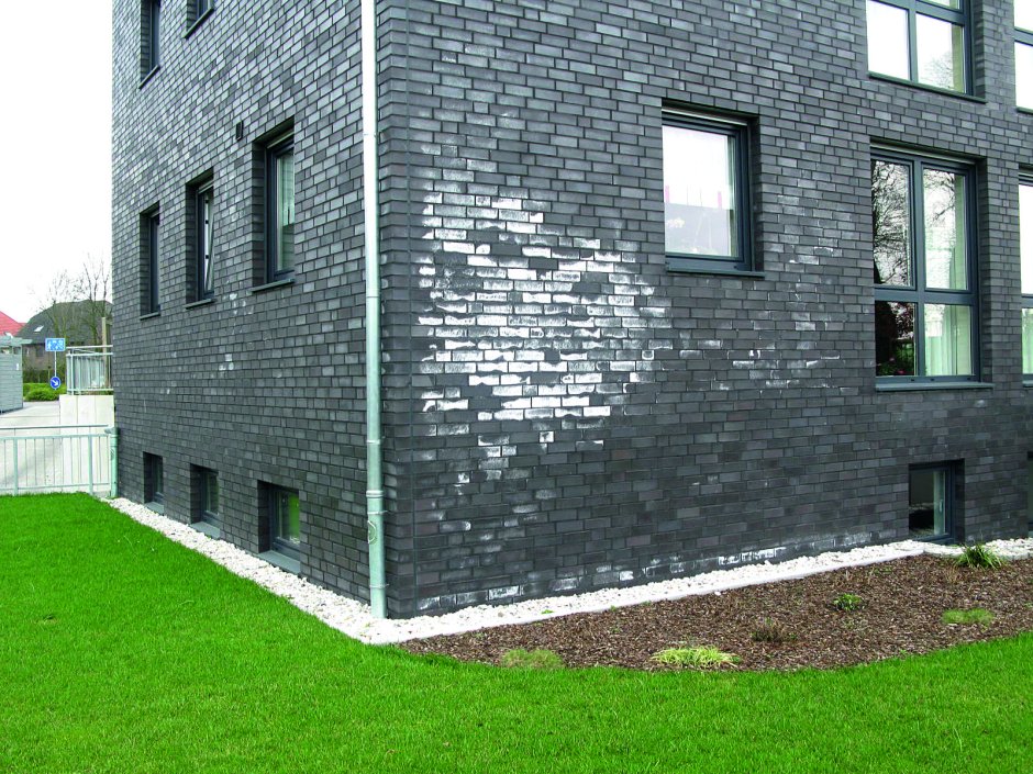 Здание из серого кирпича