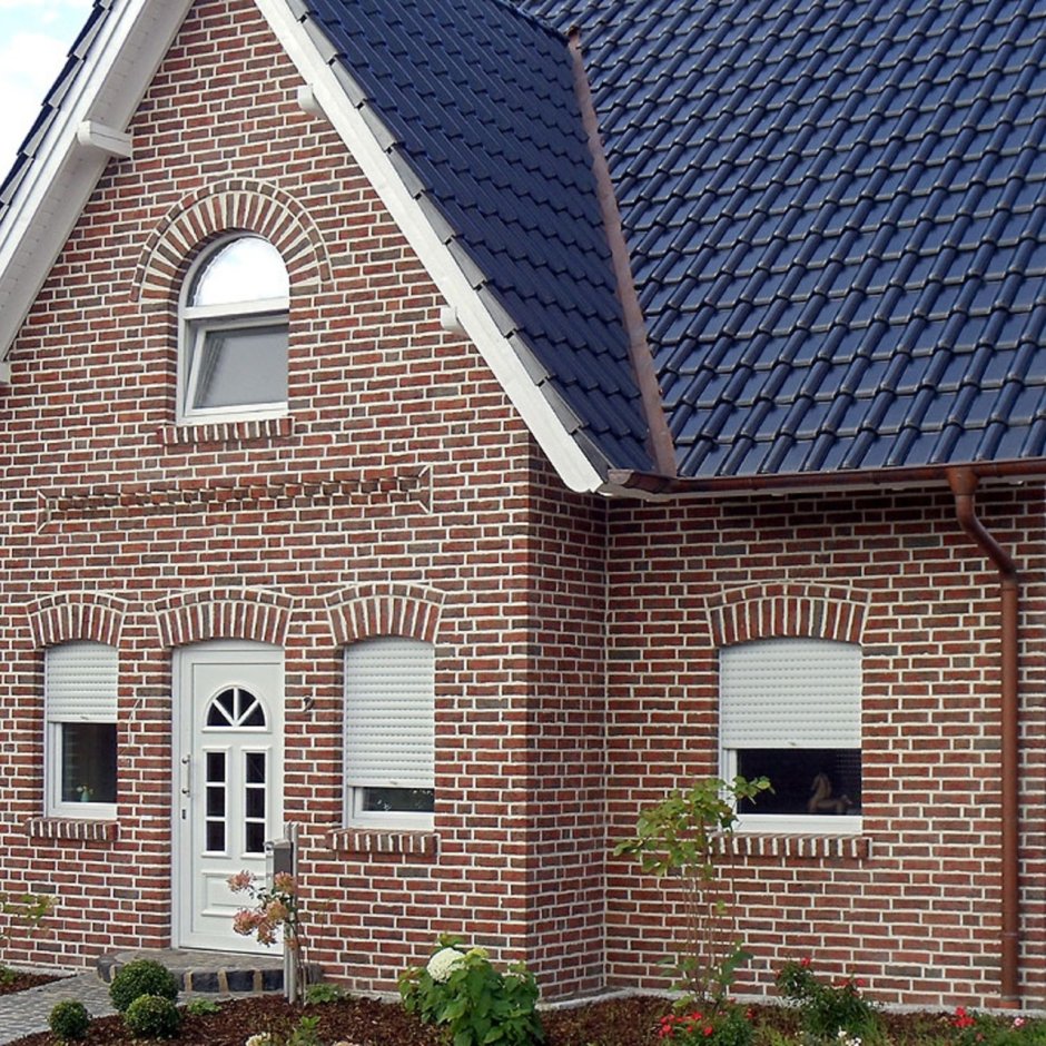 Красно коричневый кирпичный дом