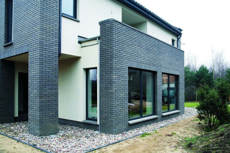 Дом серый кирпич