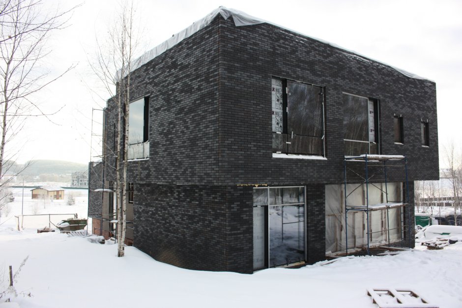 Дом из черного кирпича