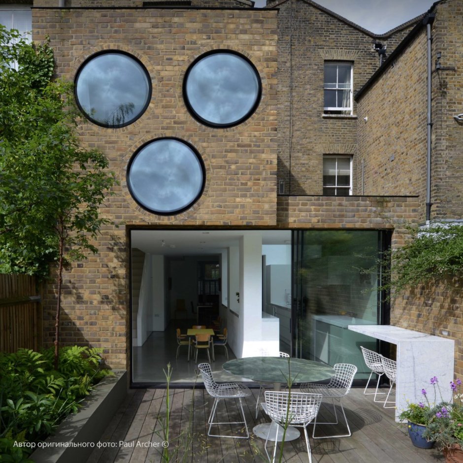 Дом с круглыми окнами