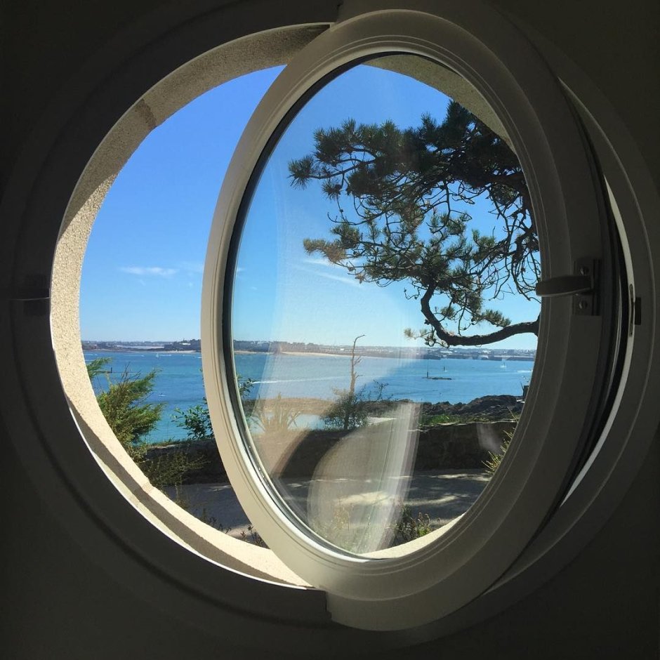 Круглое открывающееся окно