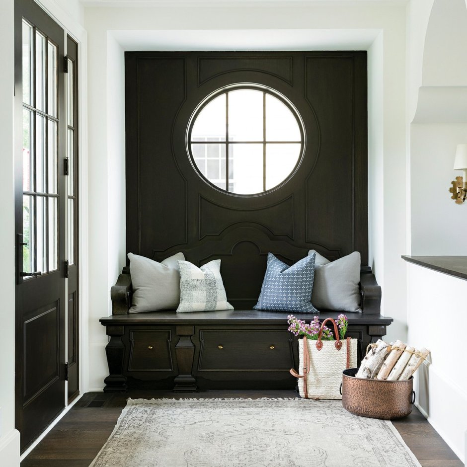 Комната с круглым окном