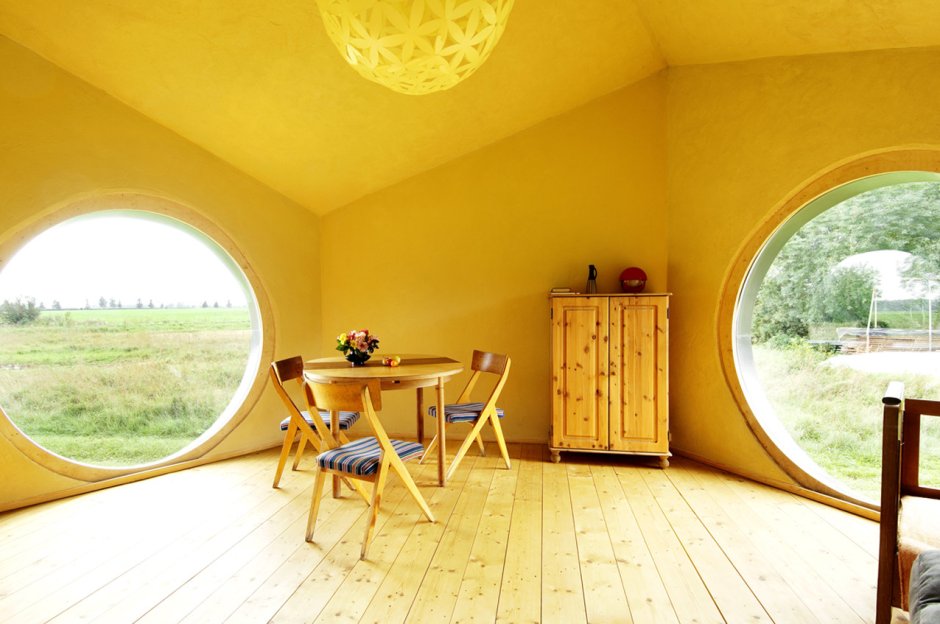 Домик с круглыми окошками