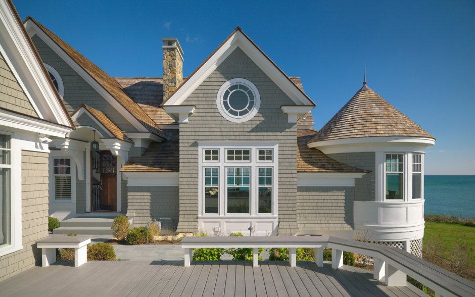 Фасад дома с круглым окном