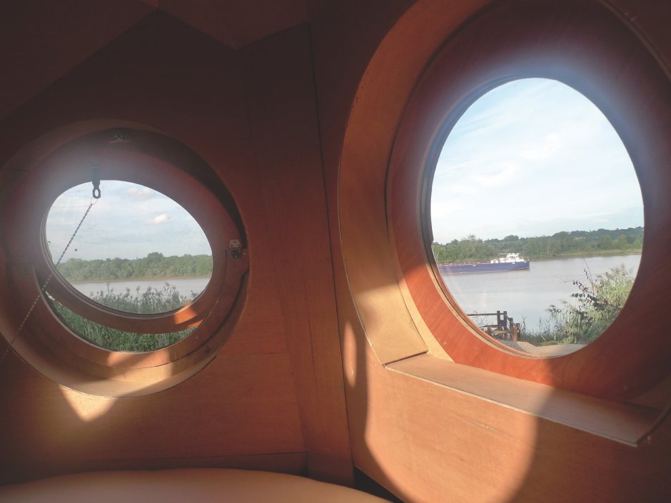 Домик с круглыми окнами