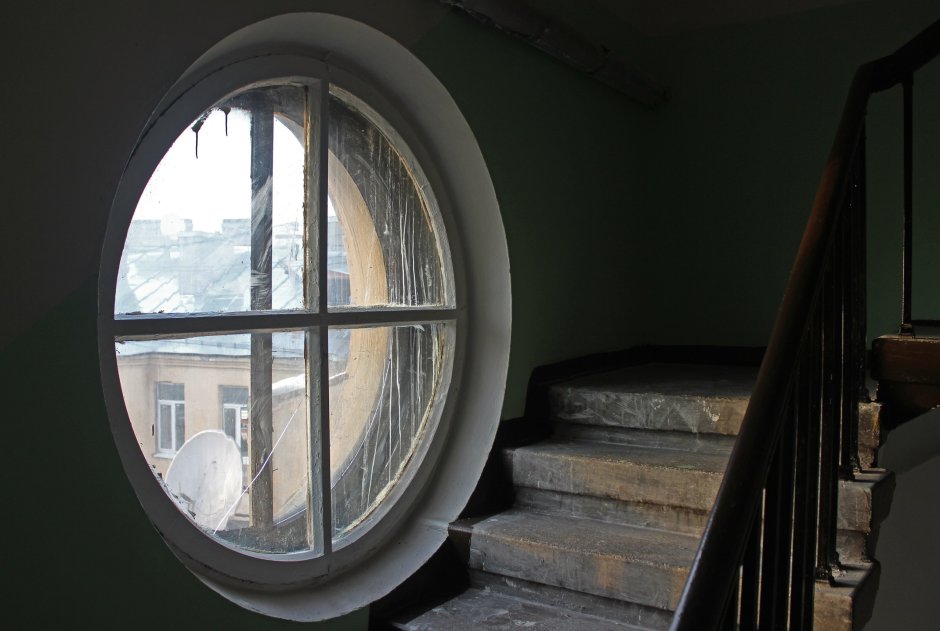 Старинный дом с круглым окном