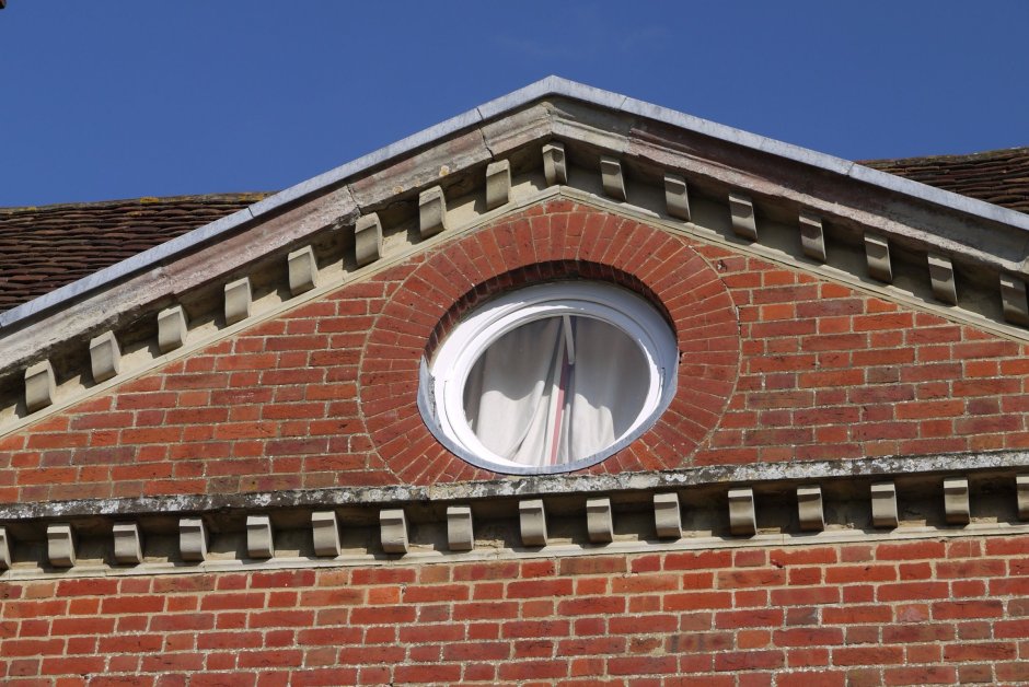 Круглое окно на фронтоне