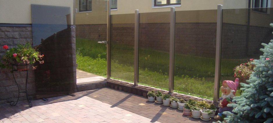 Забор из стекла повышенной прочности