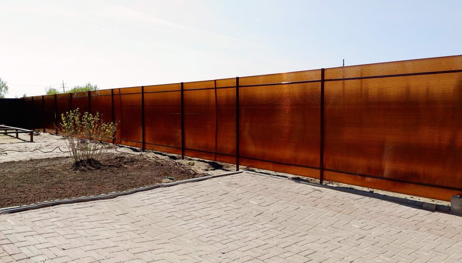 Забор из поликарбоната на металлическом каркасе