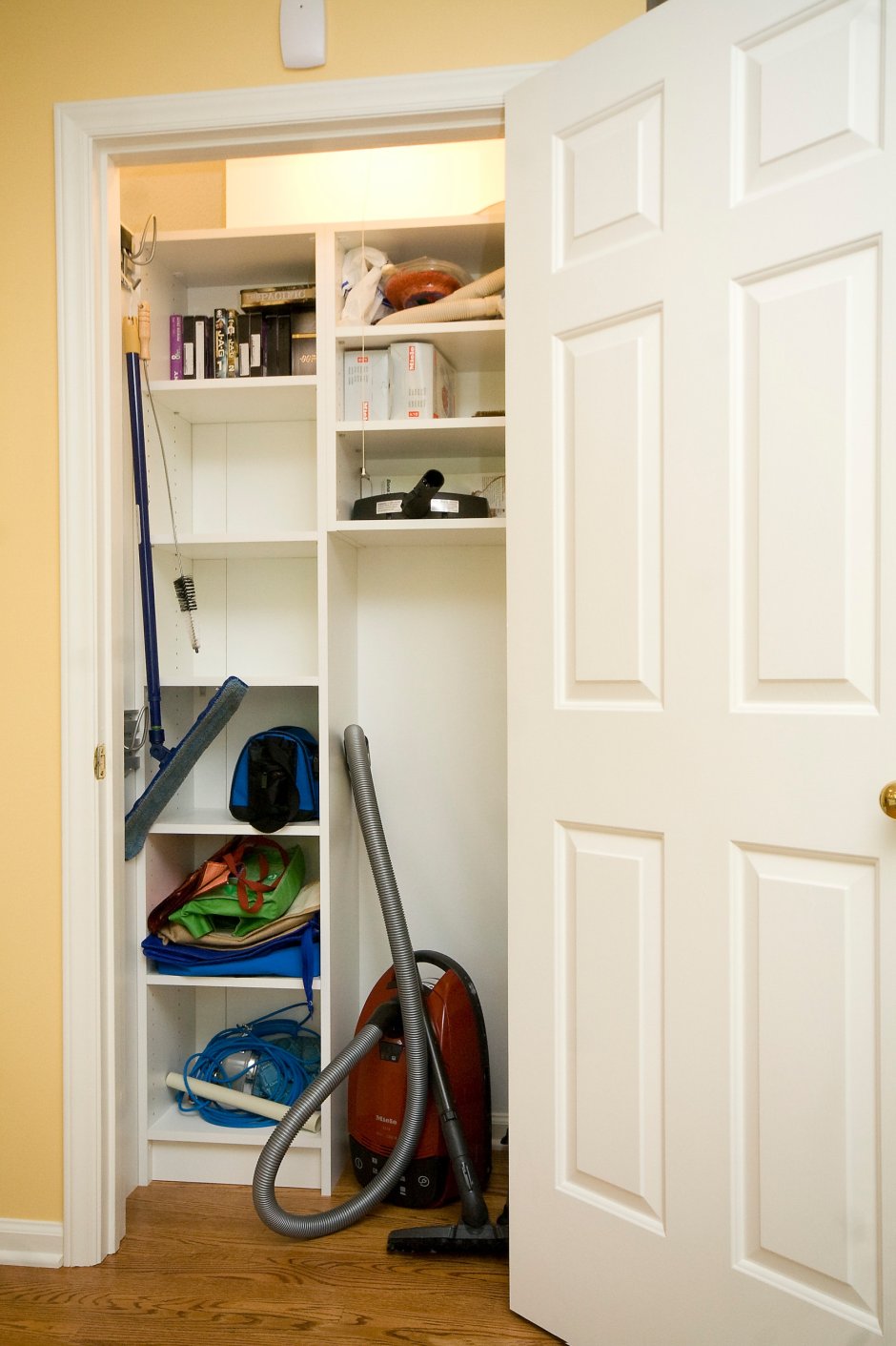 Шкаф хозяйственный в прихожей