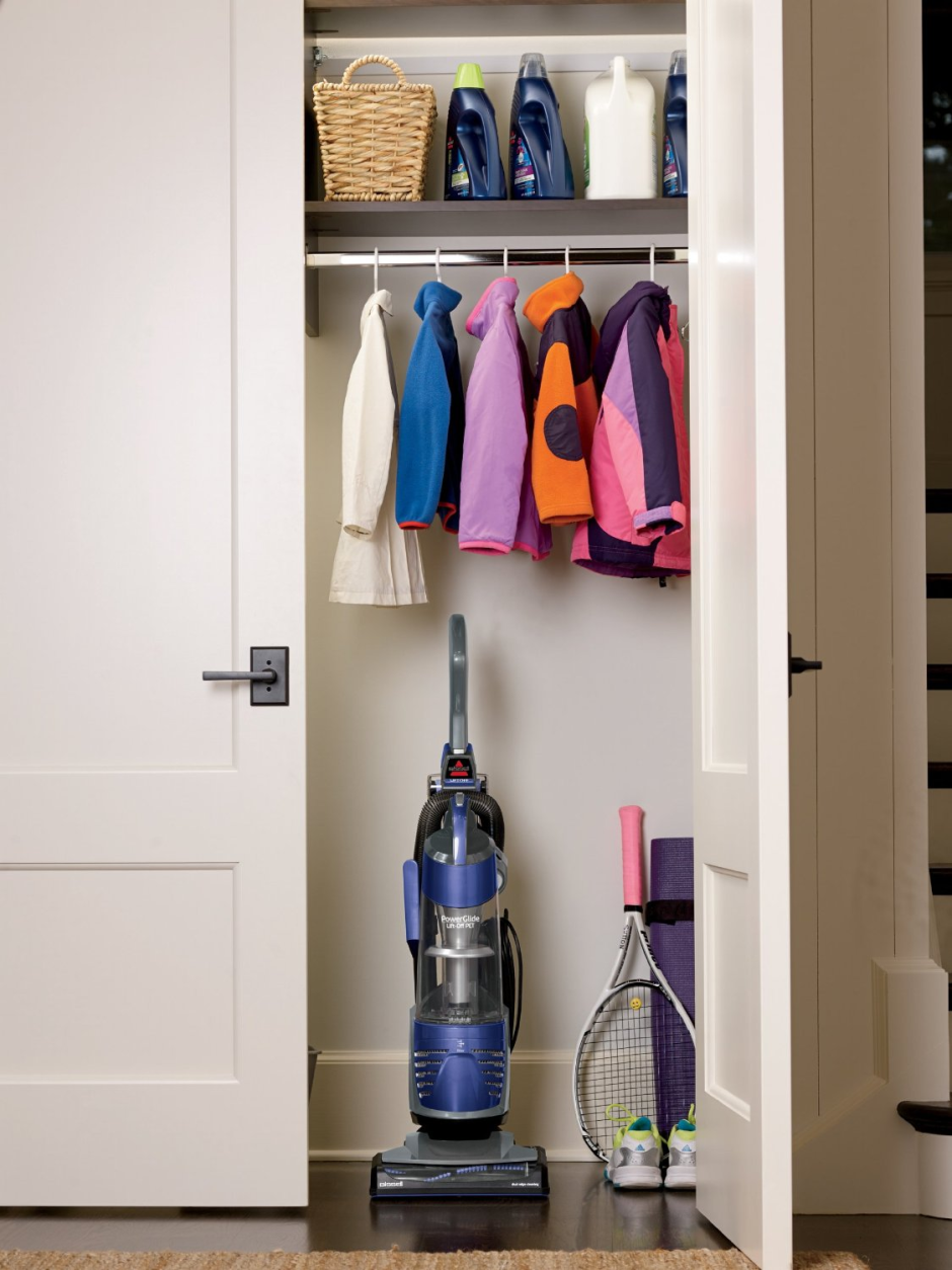 Шкаф для хранения пылесоса и гладильной