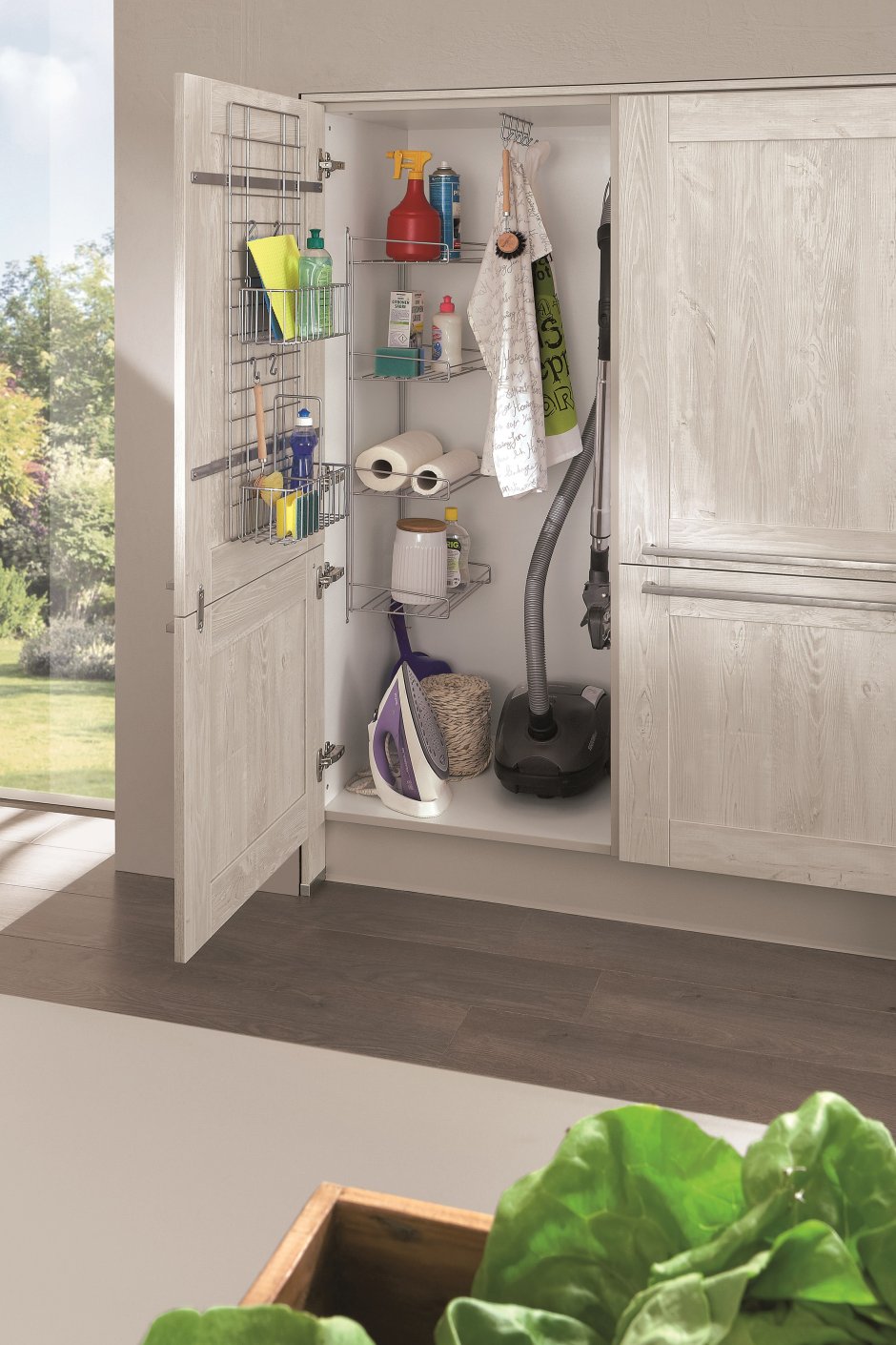 Шкаф для пылесоса и швабры в прихожей