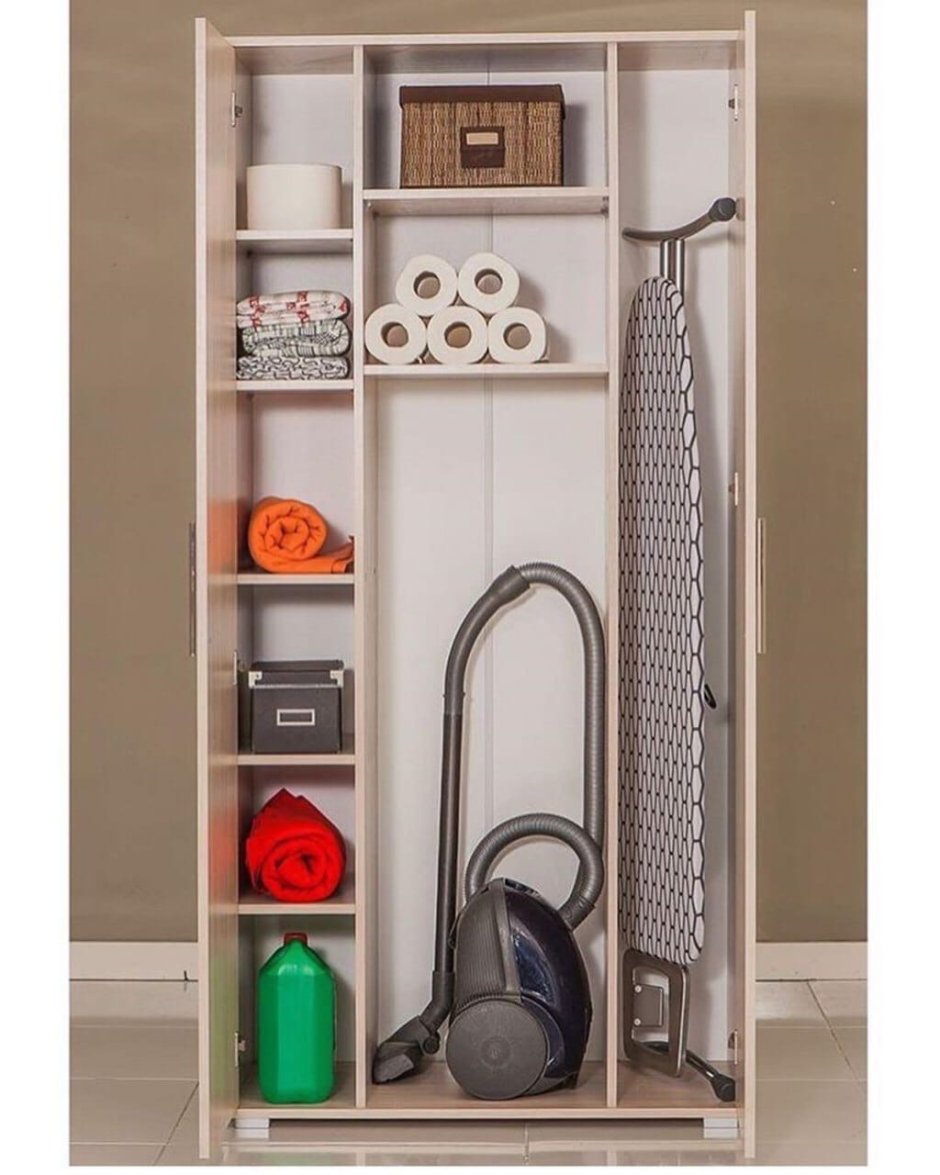 Встроенный хозяйственный шкаф