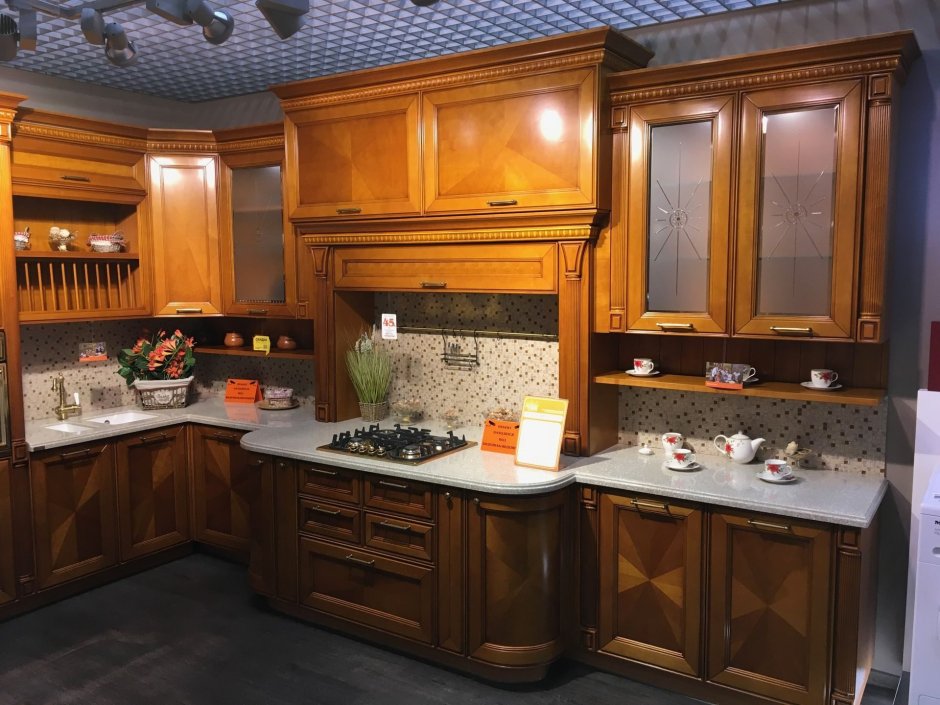 Антресольная кухня и круглая вытяжка