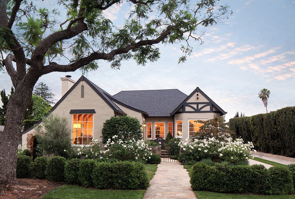 Одноэтажный дом с красивым садом