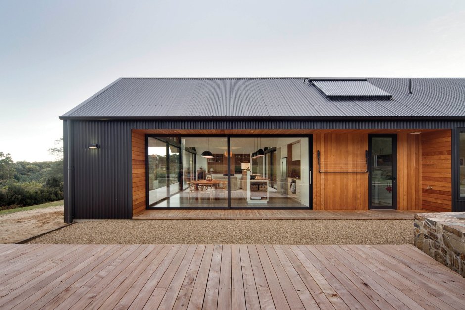 Белый одноэтажный дом с черной крышей