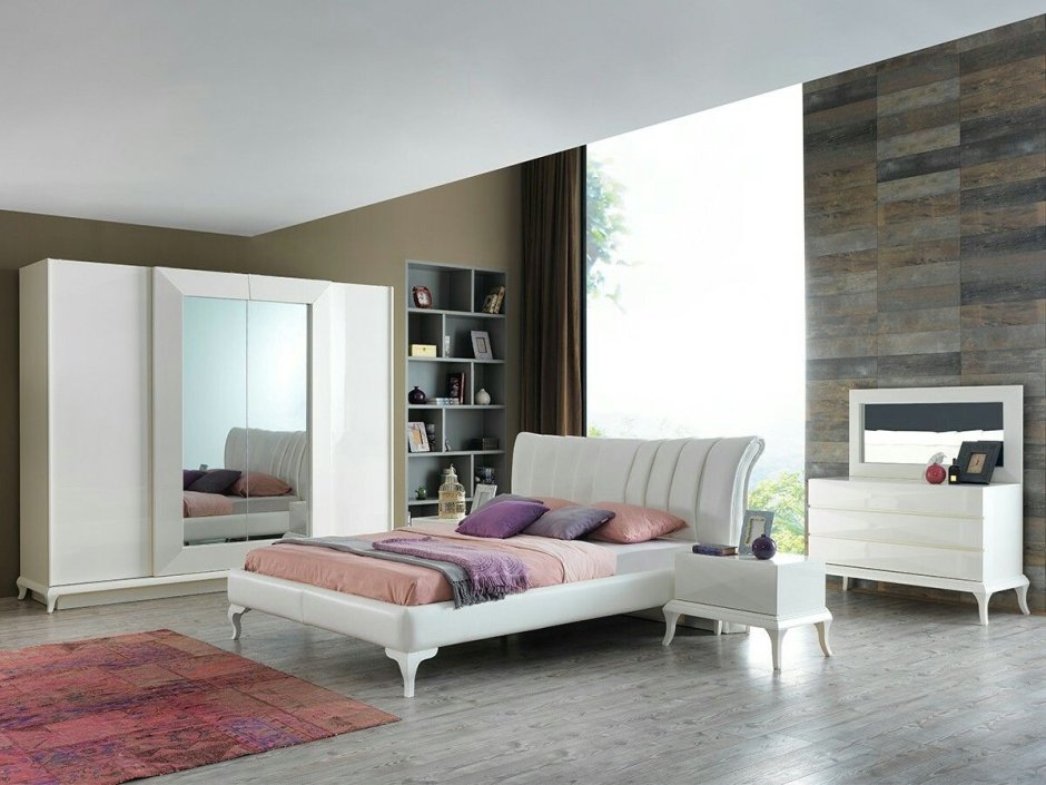 Спальня с большой кроватью