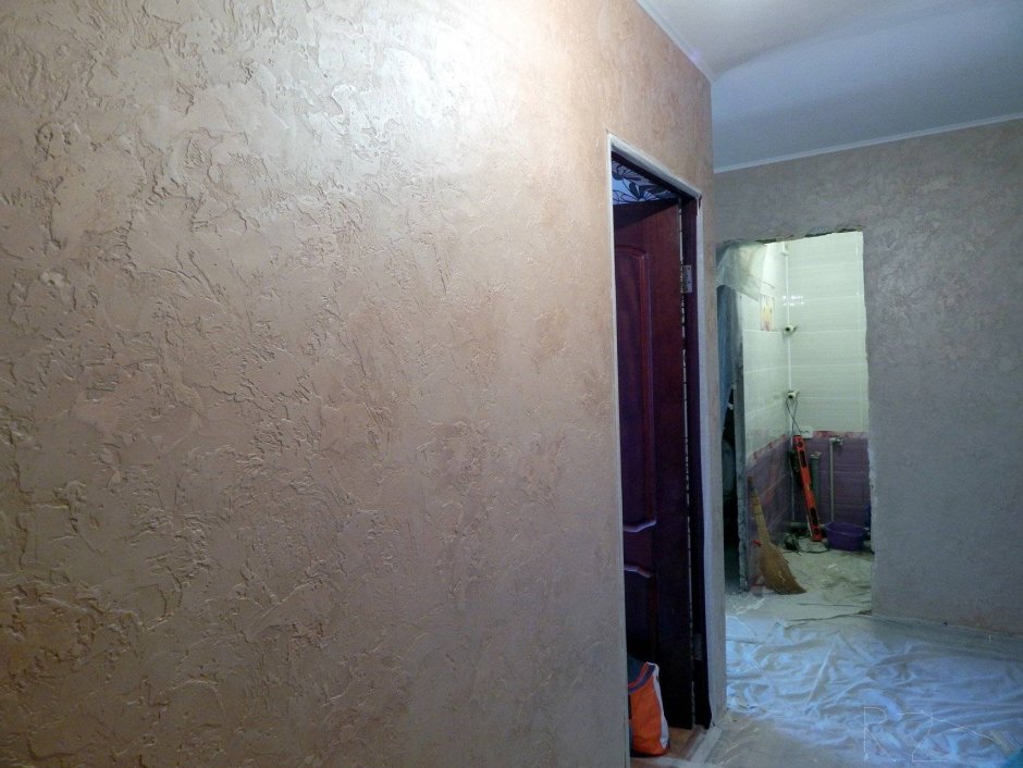 Декоративная фактурная штукатурка для внутренней отделки в коридоре