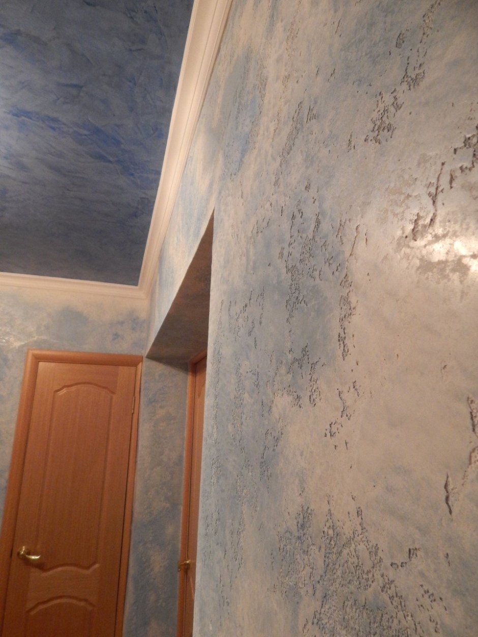 Фактурная штукатурка короед в коридоре