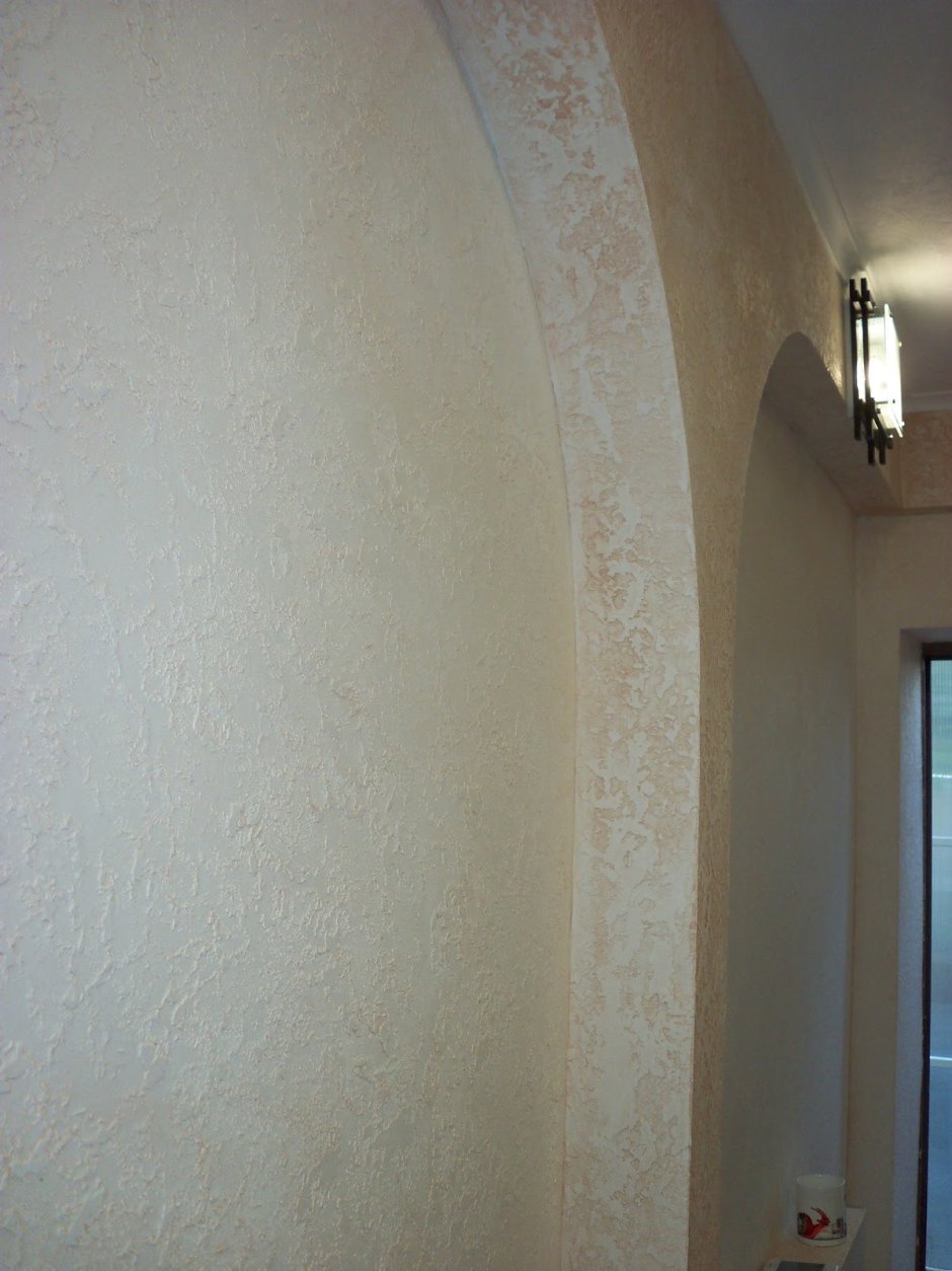 Декоративная штукатурка короед в коридоре
