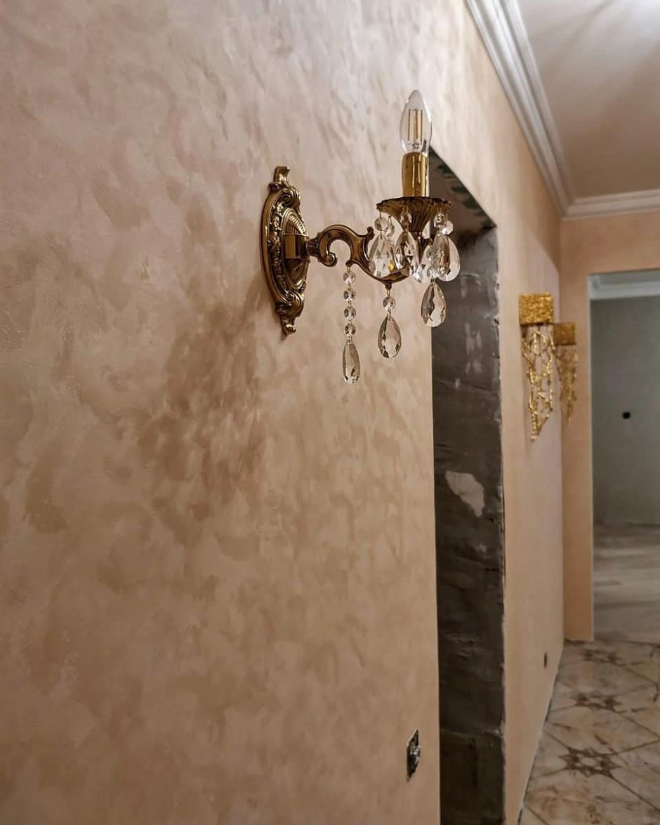 Декоративная штукатурка короед в коридоре