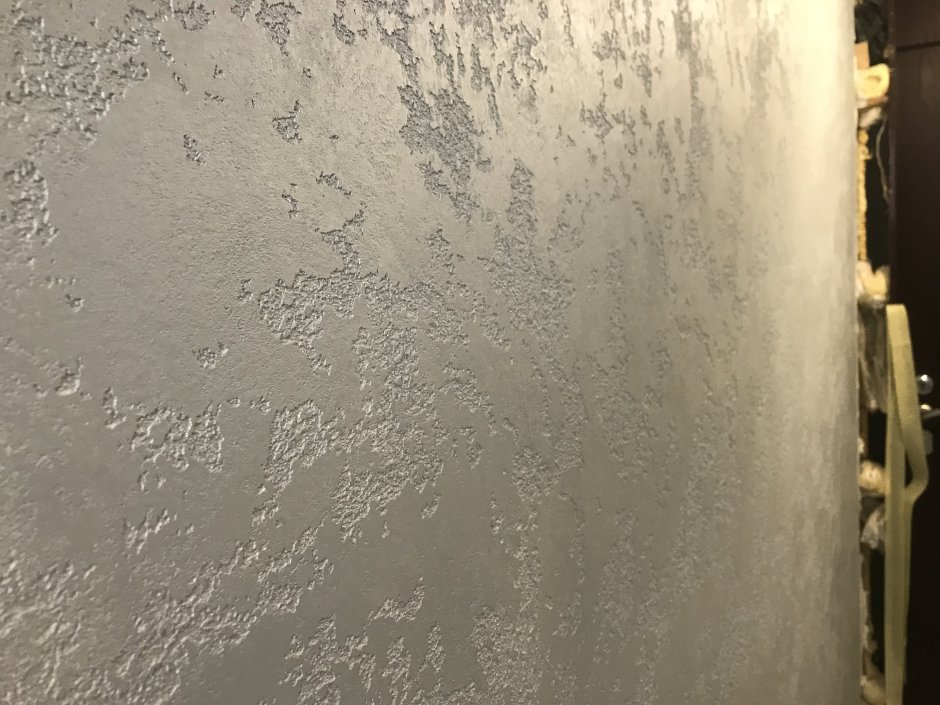 Венецианская штукатурка короед в прихожей