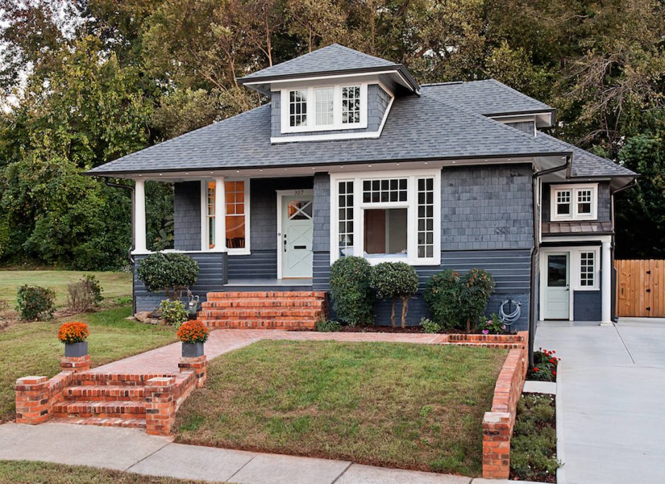 Загородный дом с серой крышей