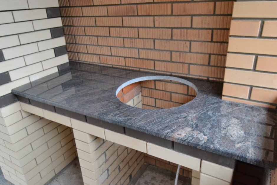 Столешница на барбекю из Дымовского гранита