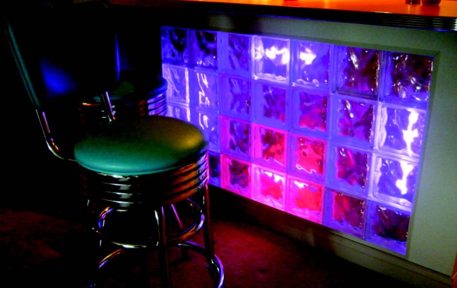 Барная стойка из стеклоблоков с подсветкой