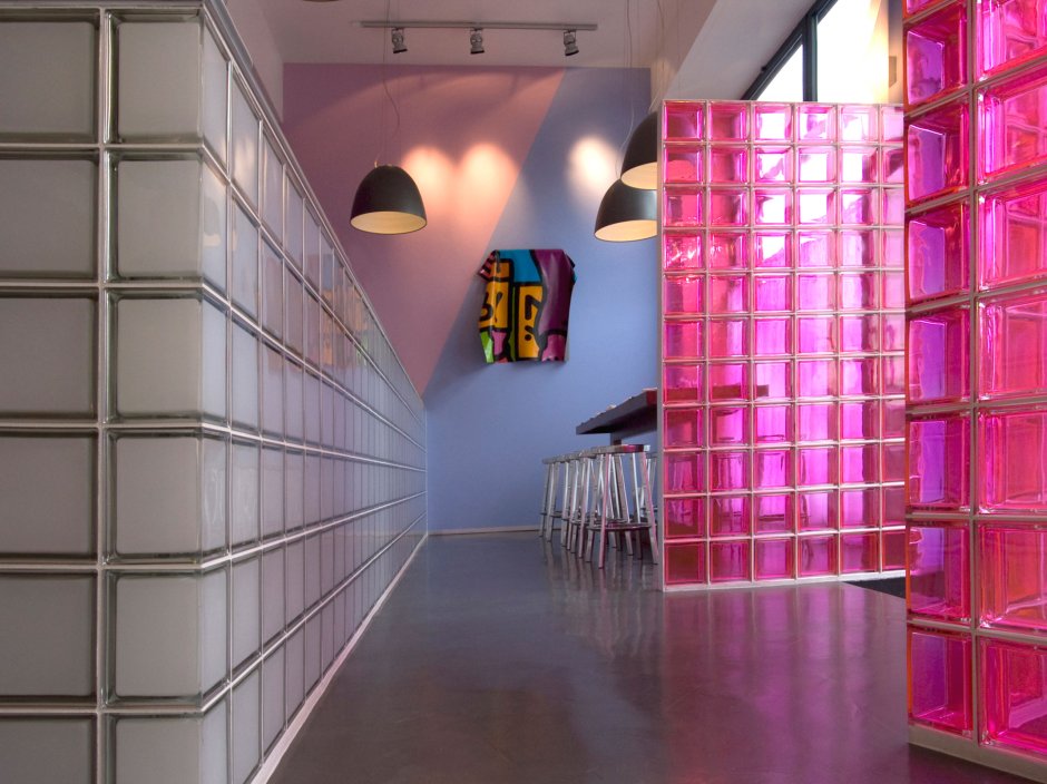 Стена из стеклоблоков в интерьере