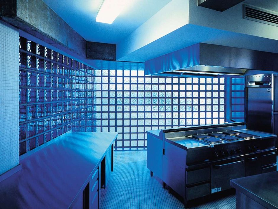 Стол из стеклоблоков