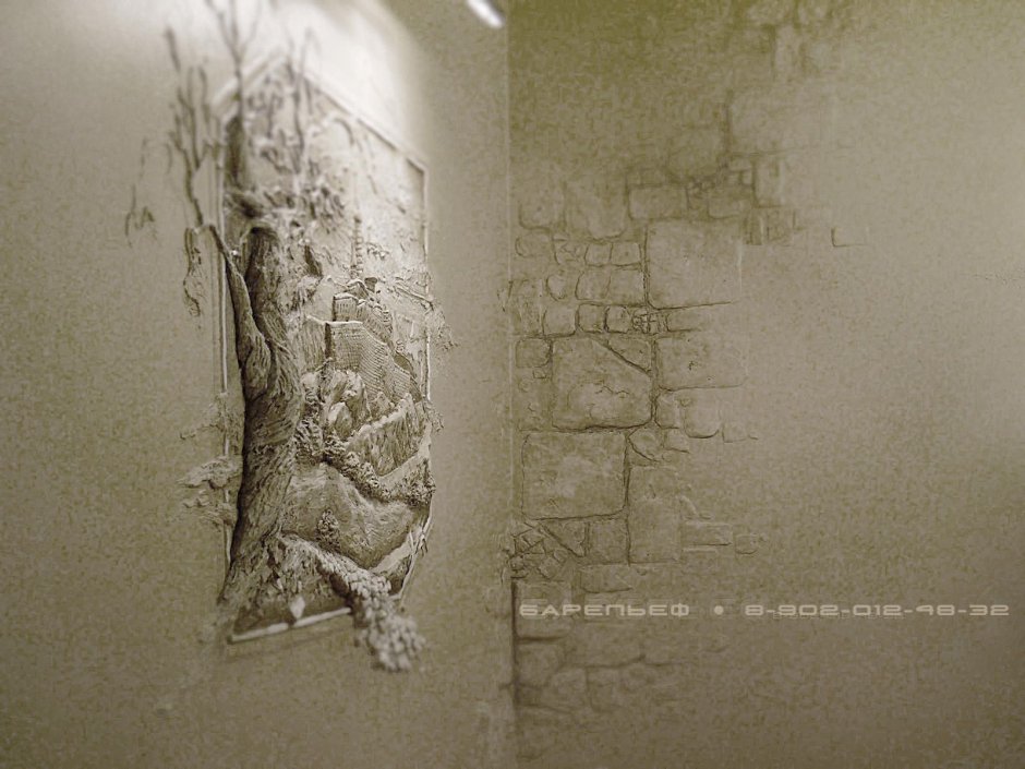 Барельеф на кирпичной стене