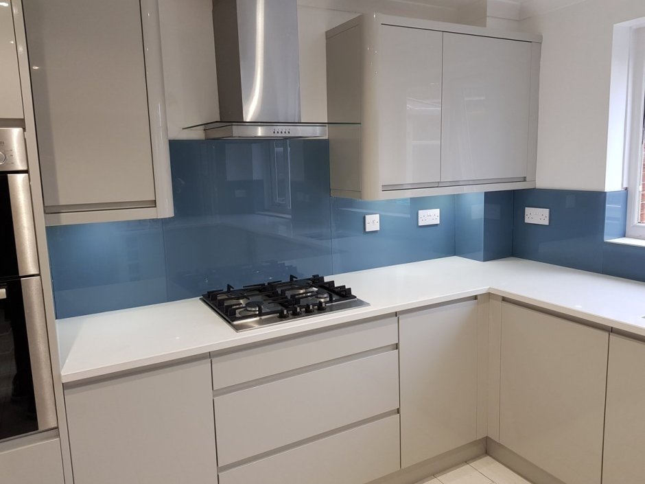 Бело серая кухня под коробом