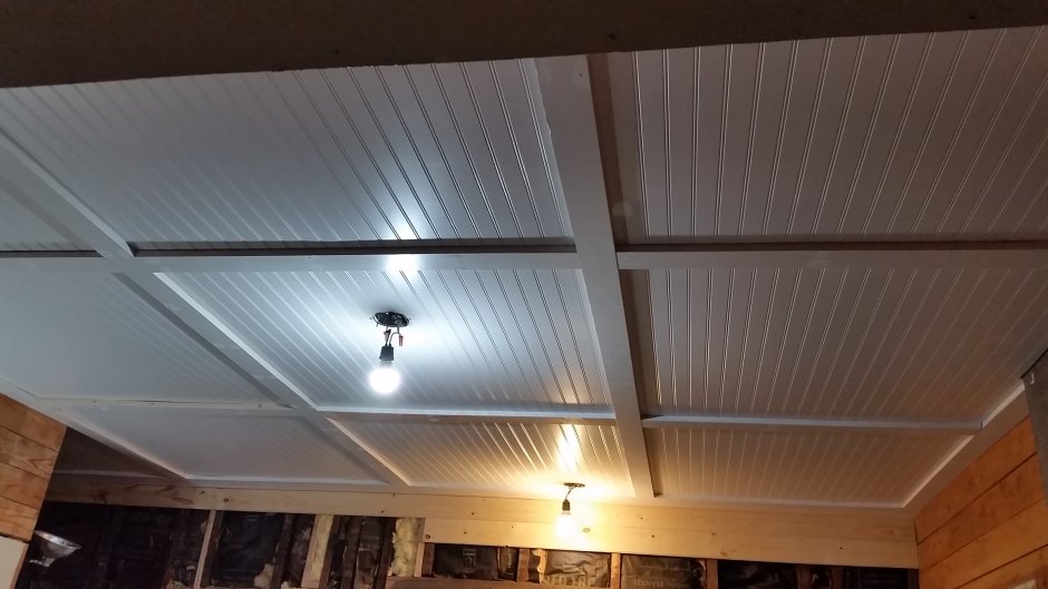 Потолок из вагонки с подсветкой