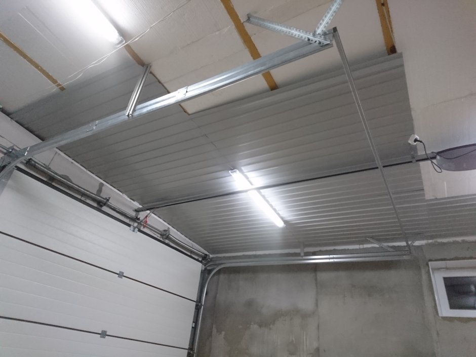 Кубообразный реечный потолок Албес