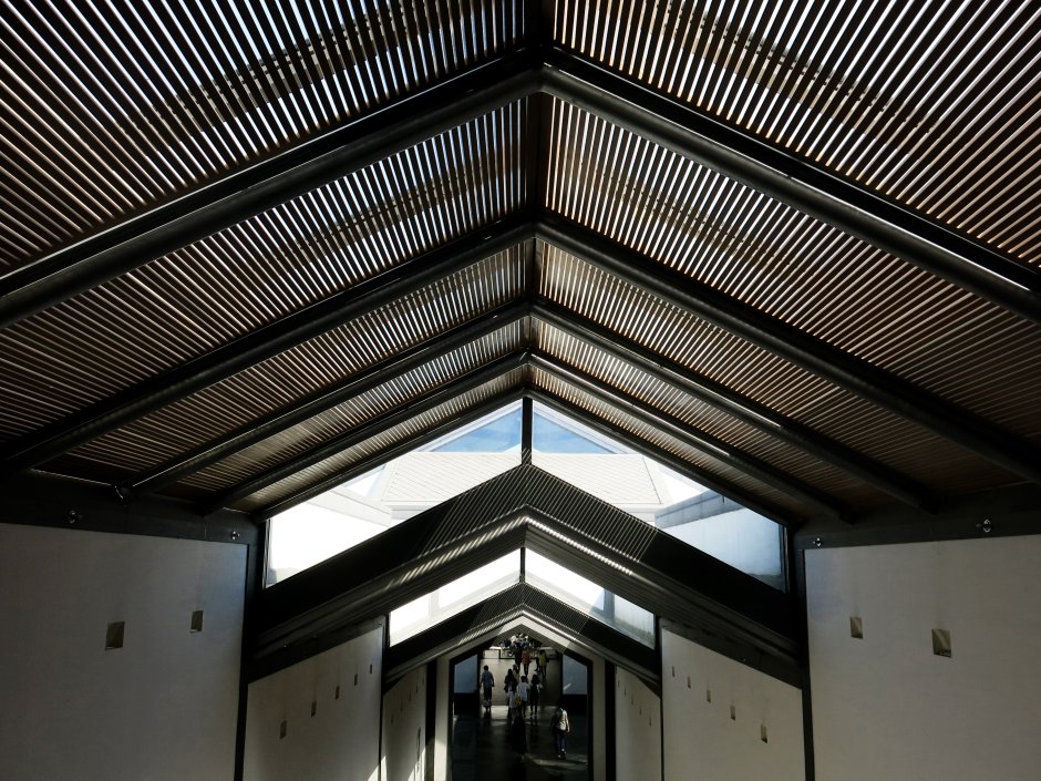 Профлист с10 на потолку в гараже