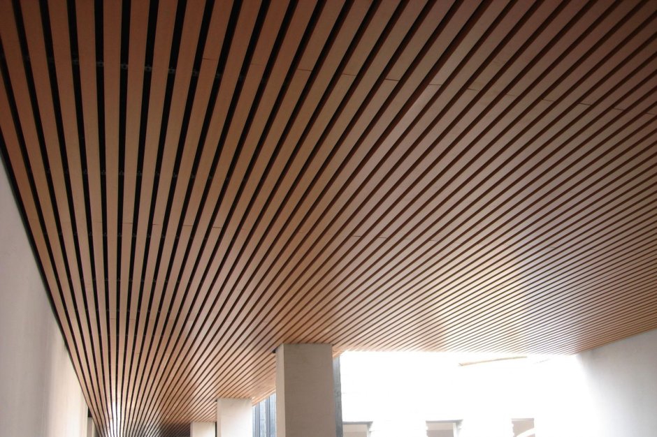 Реечный потолок на кухне