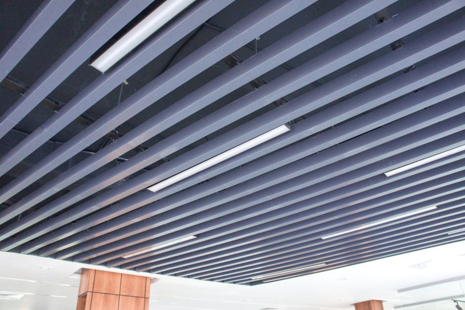 Подвесной потолок из профнастила технология