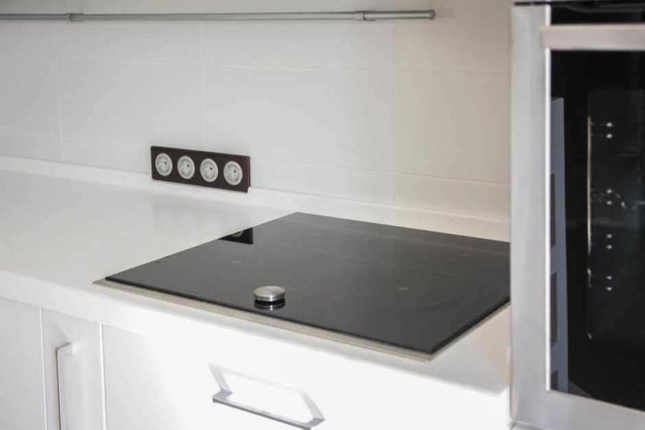 Столешница с белой варочной панелью